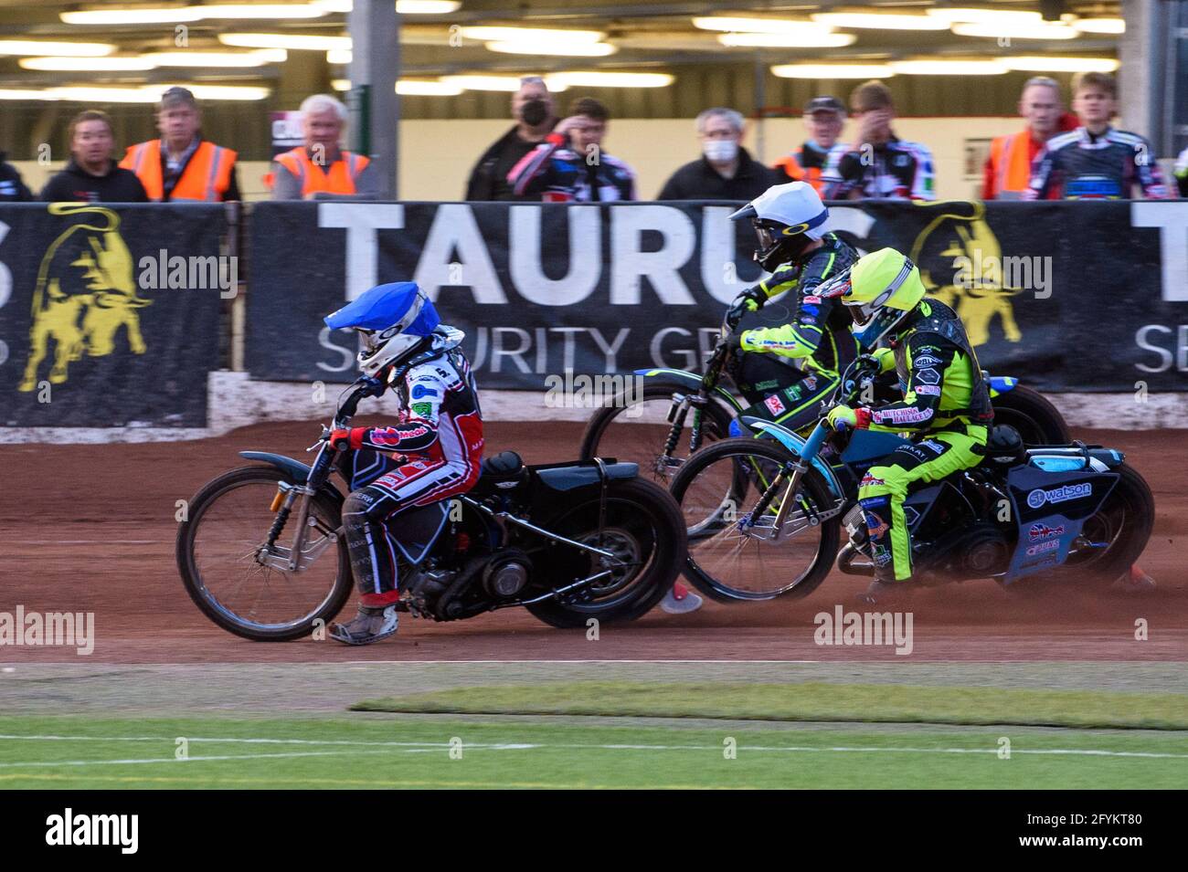 MANCHESTER, REGNO UNITO. 28 MAGGIO Sam McGurk (Blu) all'interno di Mason Watson (giallo) e Kyle Bickley (Bianco) durante la partita della SGB National Development League tra Belle Vue Colts e Berwick Bullets al National Speedway Stadium di Manchester venerdì 28 maggio 2021. (Credit: Ian Charles | MI News) Credit: MI News & Sport /Alamy Live News Foto Stock