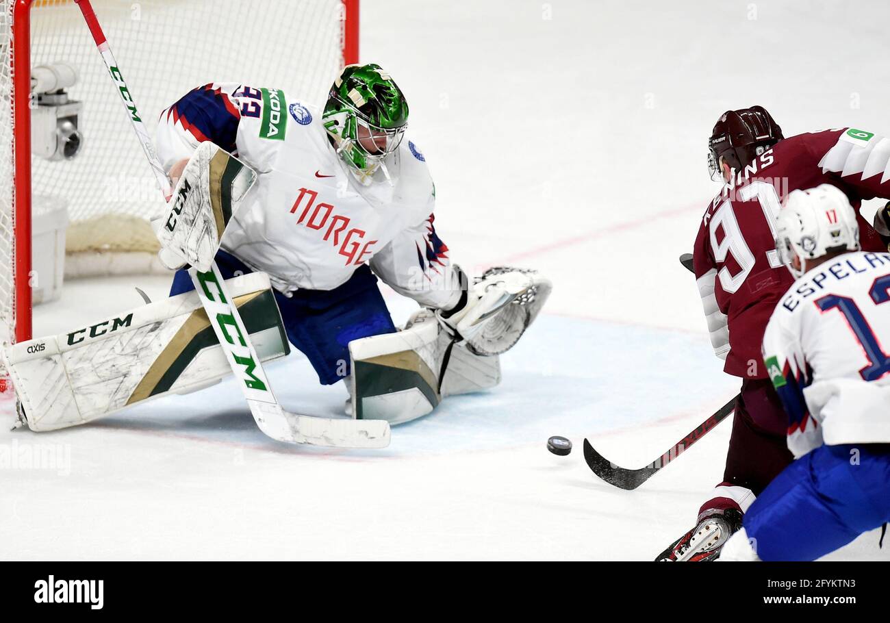 Riga, Lettonia. 28 maggio 2021. Il portiere norvegese Heinrik Haukeland (L) cerca di risparmiare durante la partita del Gruppo B tra Lettonia e Norvegia al campionato mondiale di hockey su ghiaccio IIHF 2021 a riga, Lettonia, 28 maggio 2021. Credit: Edijs Palens/Xinhua/Alamy Live News Foto Stock