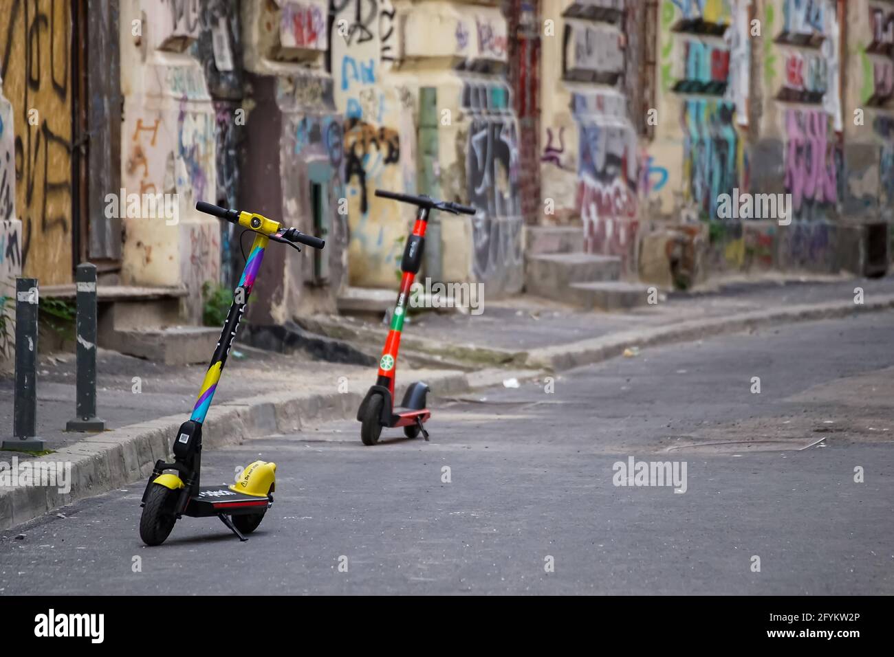 Bucarest, Romania - 27 maggio 2021: Gli scooter elettrici Splash and Lime (affitto su Uber) sono parcheggiati su un marciapiede a Bucarest. Questa immagine è per l'editoriale Foto Stock
