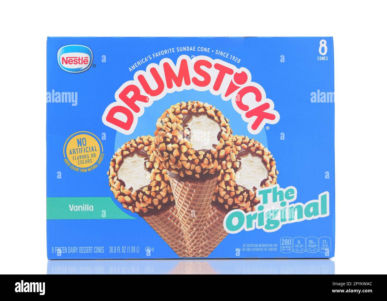 IRVINE, CALIFORNIA - 28 MAGGIO 2021: Una confezione da 8 pezzi della novità originale del gelato di marca Vanilla Drumstick di Nestle. Foto Stock