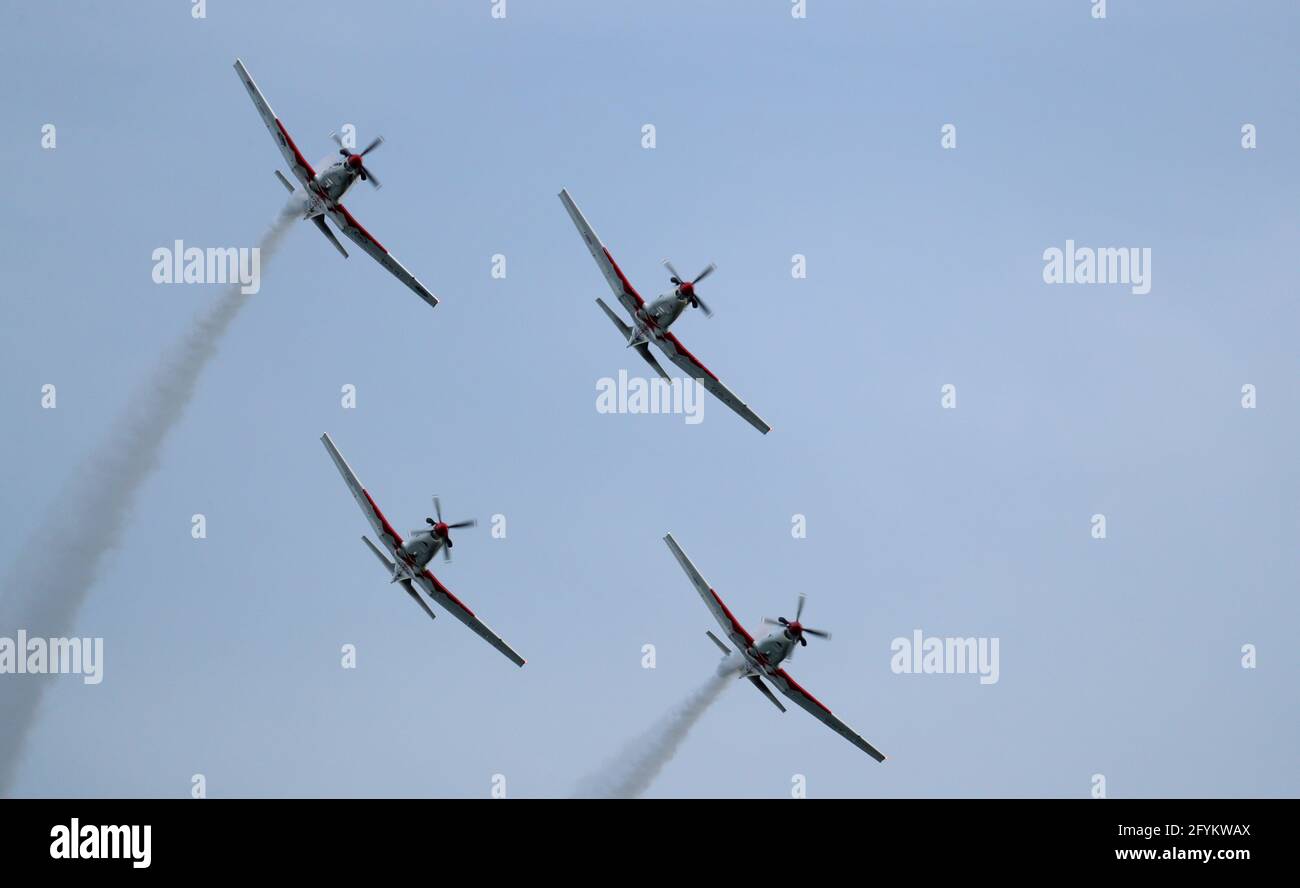 (210529) -- ZAGABRIA, 29 maggio 2021 (Xinhua) -- la squadra aerobica Storm Wings dell'aeronautica croata si esibisce in occasione del trentesimo anniversario delle forze armate croate a Zagabria, Croazia, 28 maggio 2021. (Zeljko Lukunic/Pixsell via Xinhua) Foto Stock