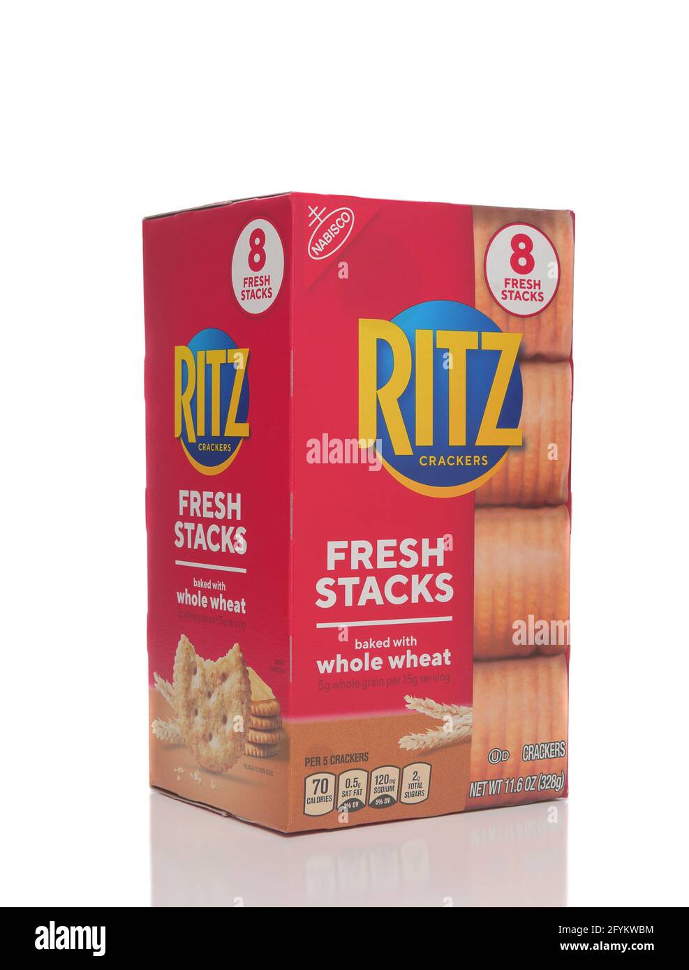 IRVINE, CALIFORNIA - 28 MAGGIO 2021: Una scatola di Ritz Stack freschi Cracker di grano intero, da Nabisco. Foto Stock