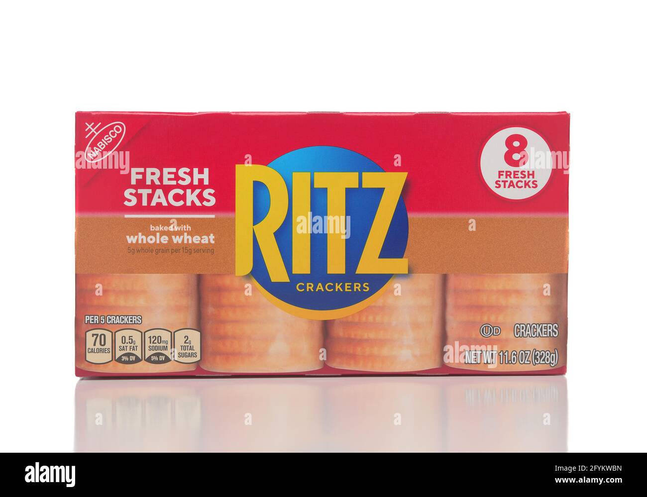 IRVINE, CALIFORNIA - 28 MAGGIO 2021: Una scatola di Ritz Stack freschi Cracker di grano intero, da Nabisco. Foto Stock
