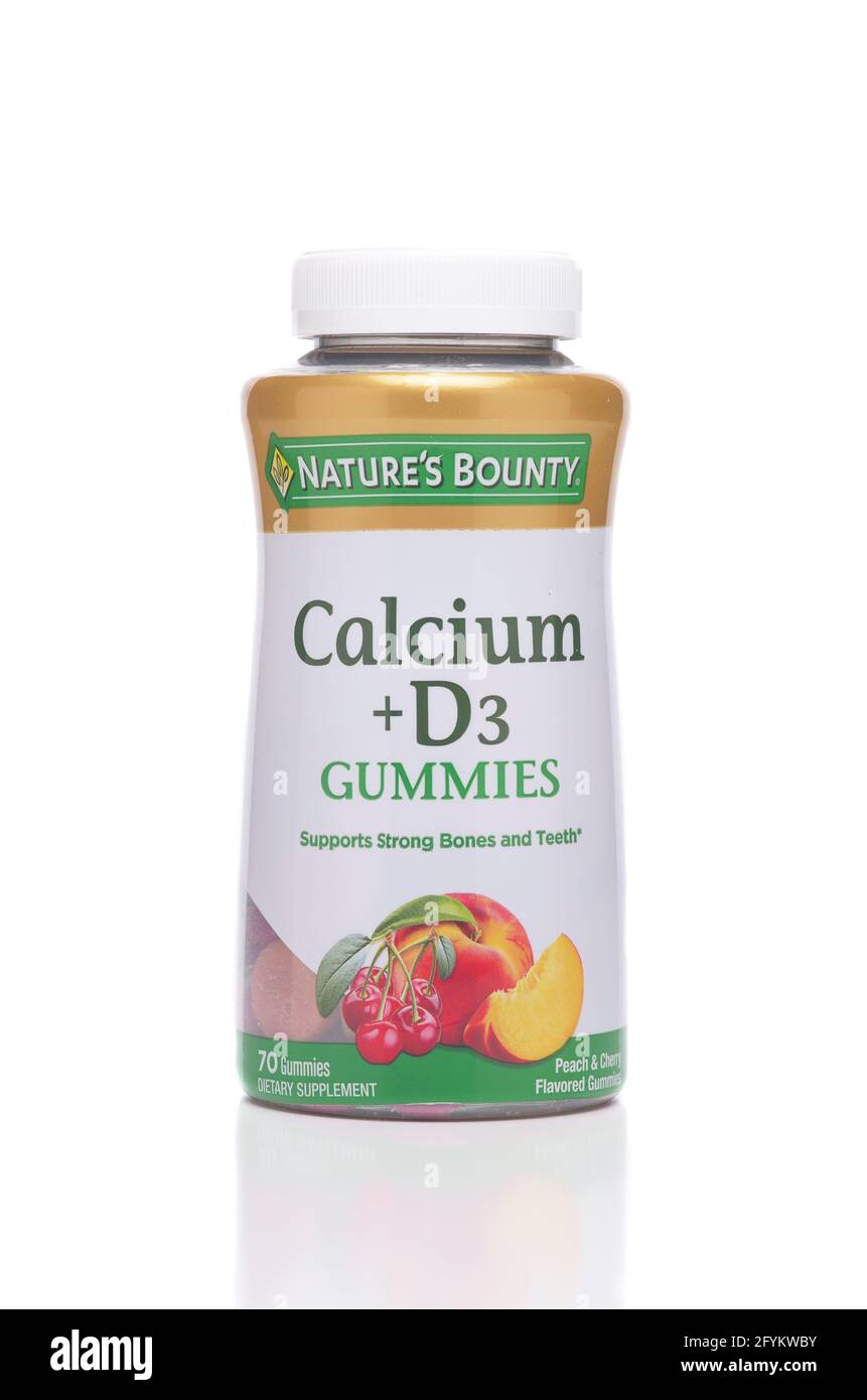 IRVINE, CALIFORNIA - 28 MAGGIO 2021: Una bottiglia di Nature Bounty Calcium più D3 Gummies, un supplemento dietetico. Foto Stock