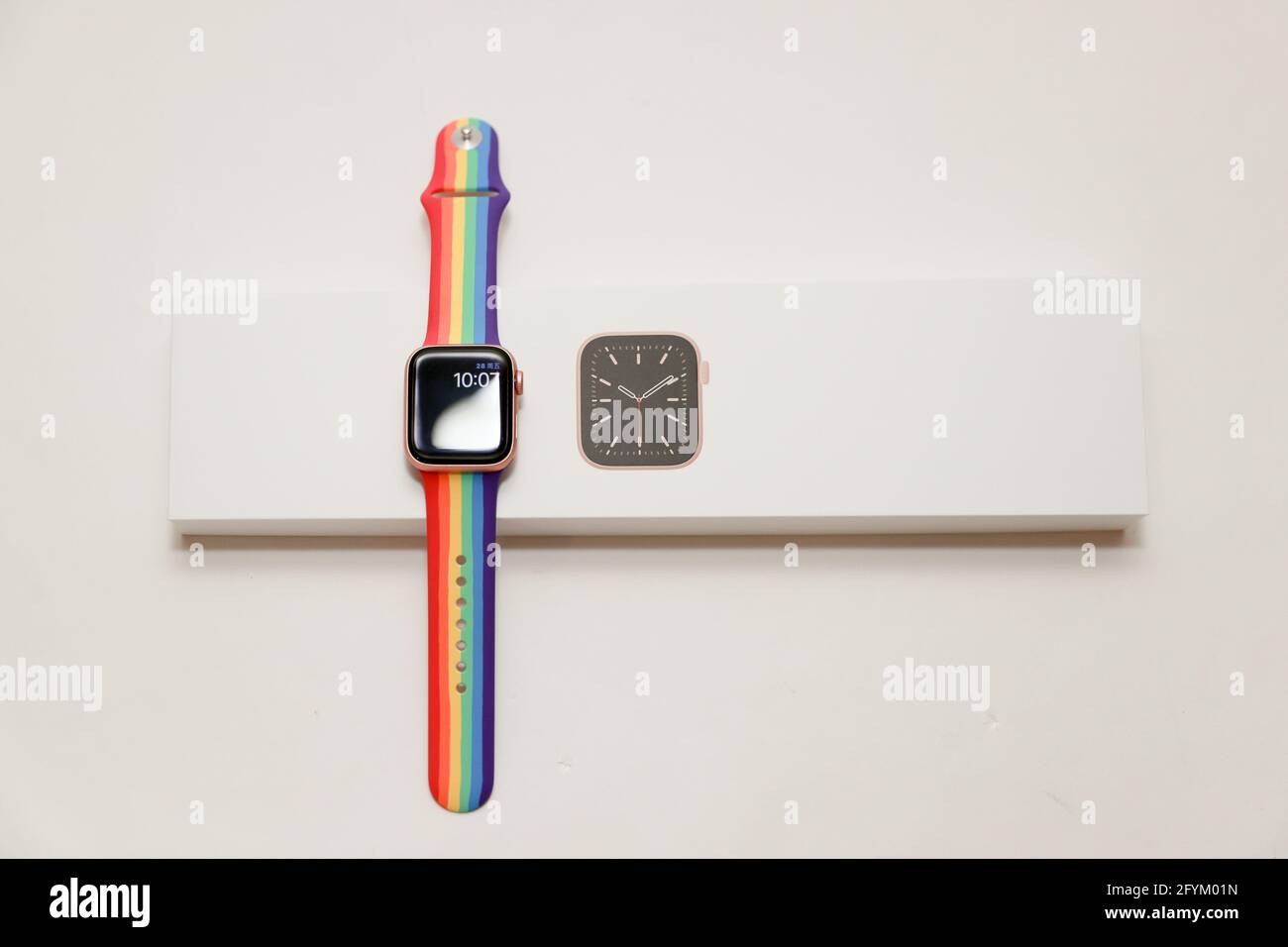 Princeton, New Jersey - 28 maggio 2021: Apple Watch Series 6 Rainbow Stripe. Apple Watch è stato creato e sviluppato da Apple inc. Foto Stock