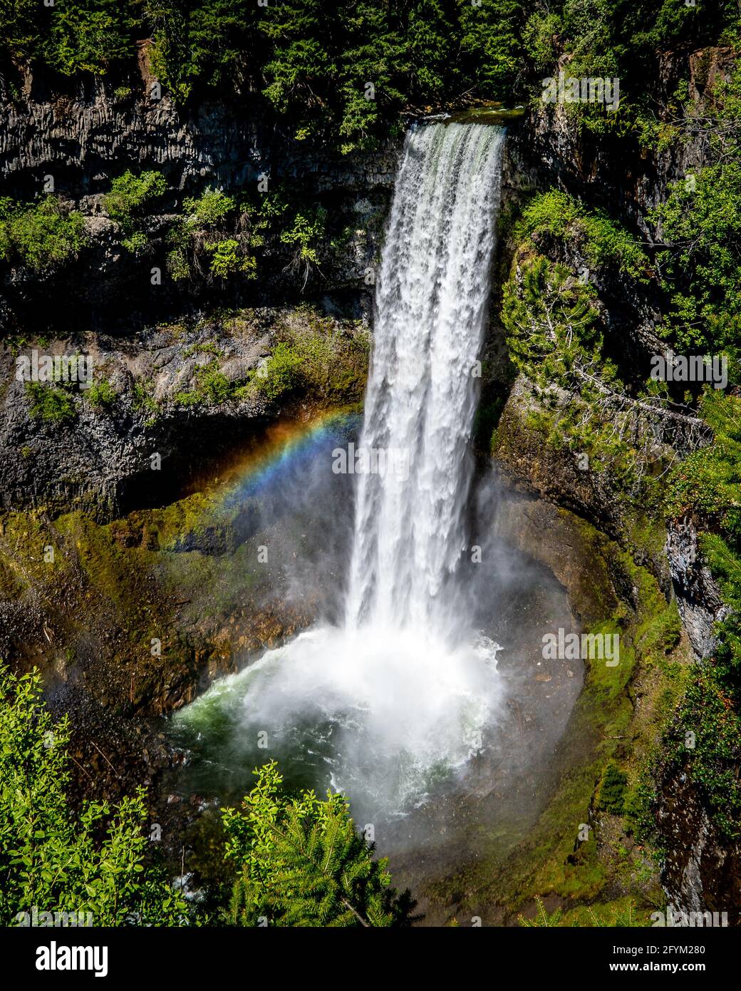 Rainbow alla base di Brandywine Falls presso la Sea to Sky Highway tra Squamish e Whistler, British Columbia, Canada Foto Stock