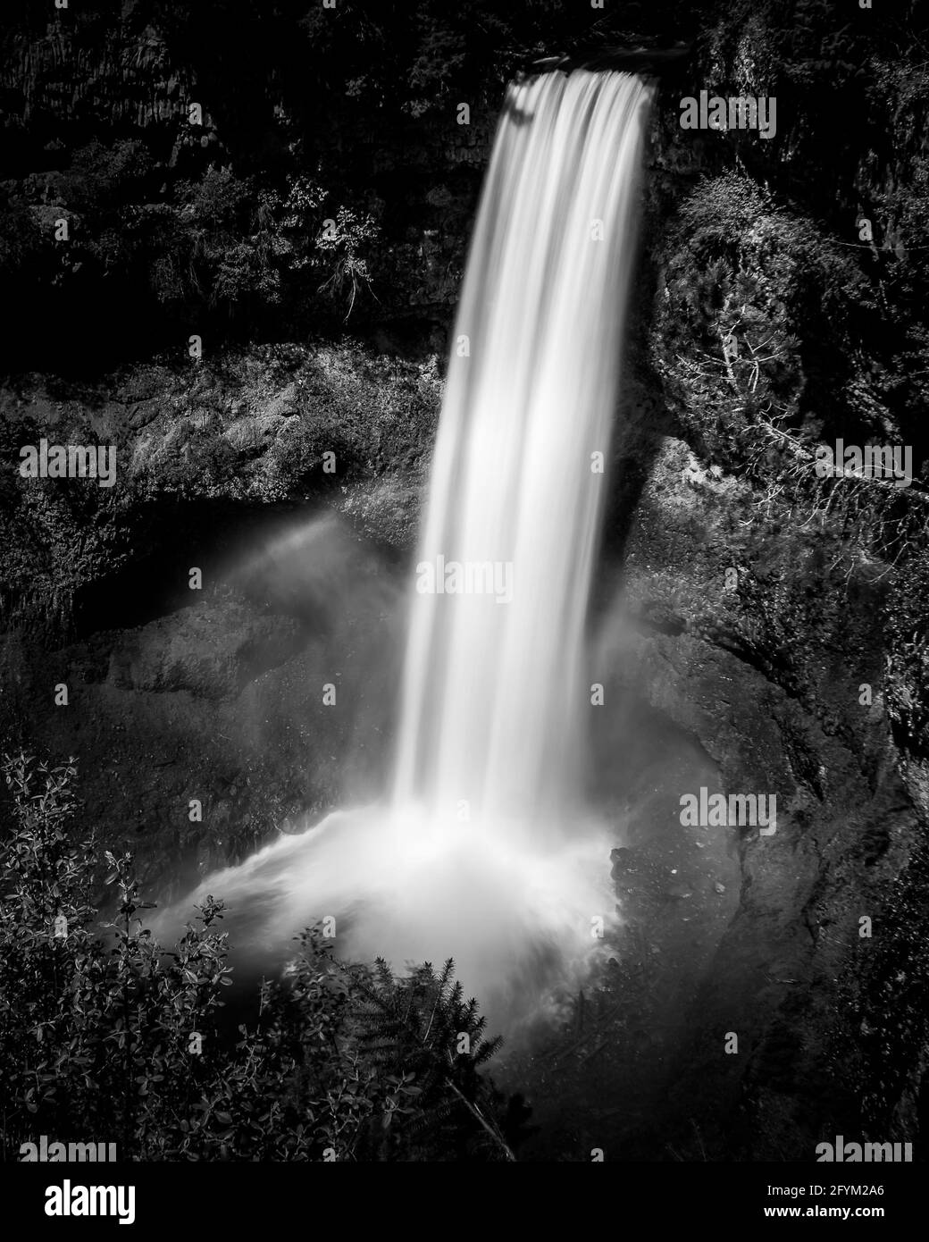 Foto in bianco e nero delle cascate di Brandywine al Sea to Sky Highway tra Squamish e Whistler, British Columbia, Canada Foto Stock
