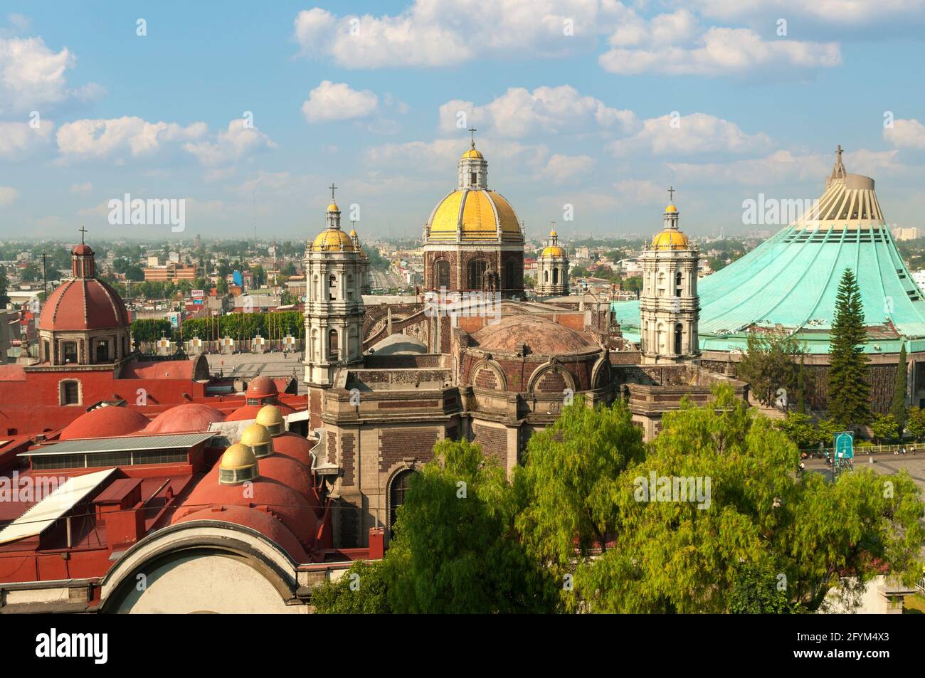 La vecchia e la nuova Basilica di Nostra Signora di Guadalupe, Città del Messico, Messico Foto Stock