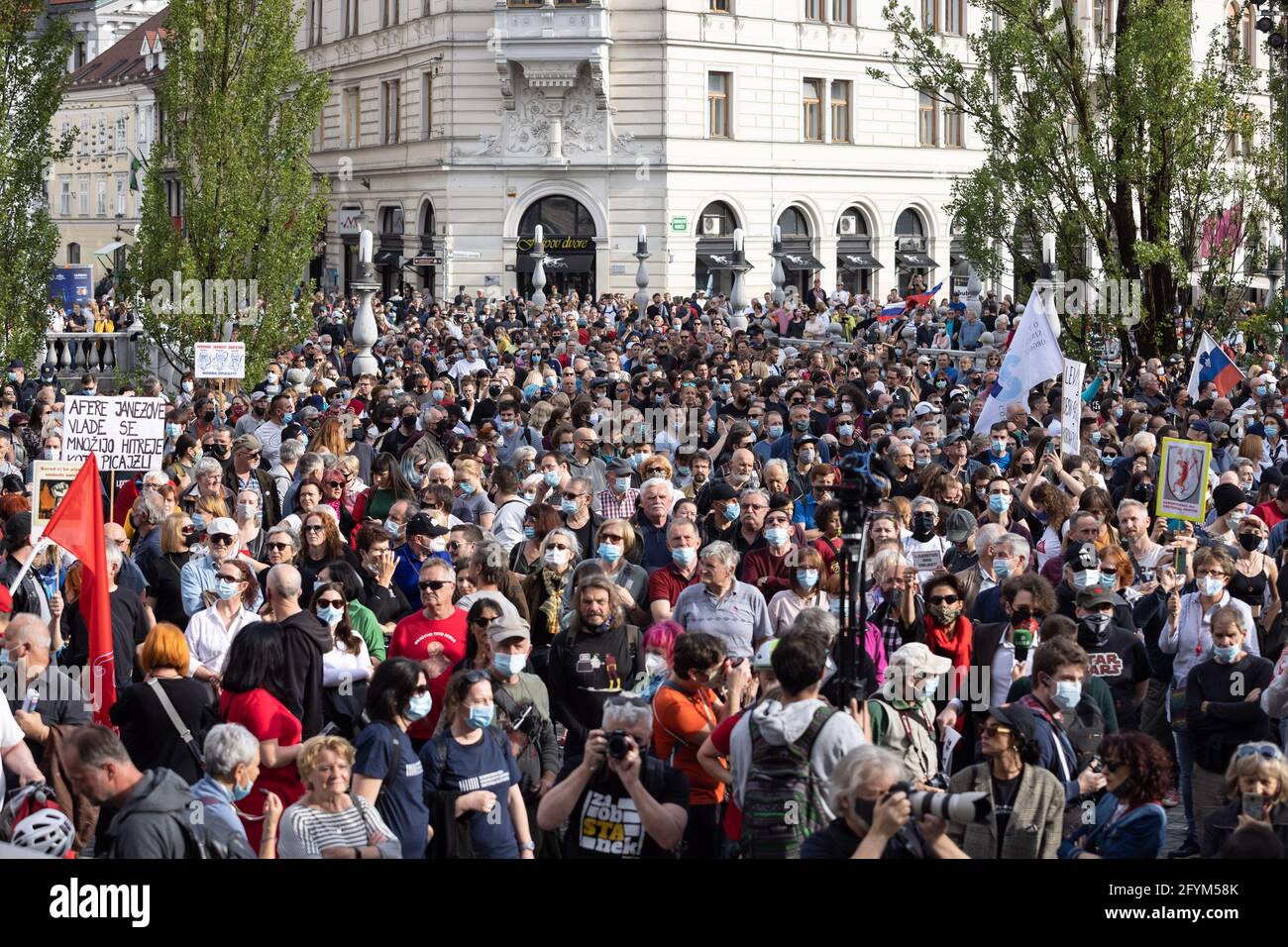 Lubiana, Slovenia. 28 maggio 2021. Migliaia di manifestanti si riuniscono nel centro di Lubiana per protestare contro il governo. Quarantamila persone hanno protestato contro il governo del primo ministro Janez Jansa per le strade di Lubiana, chiedendo elezioni. Questa è stata la protesta del 58° venerdì da quando Jansa è entrato in carica, e la più grande di quest'anno. Credit: SOPA Images Limited/Alamy Live News Foto Stock