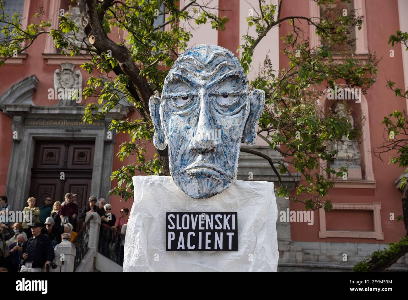 Lubiana, Slovenia. 28 maggio 2021. Un'effigie cartacea del primo ministro Janez Jansa con un segno "paziente sloveno" è esposta a una protesta anti-governativa a Lubiana. Quarantamila persone hanno protestato contro il governo del primo ministro Janez Jansa per le strade di Lubiana, chiedendo elezioni. Questa è stata la protesta del 58° venerdì da quando Jansa è entrato in carica, e la più grande di quest'anno. Credit: SOPA Images Limited/Alamy Live News Foto Stock