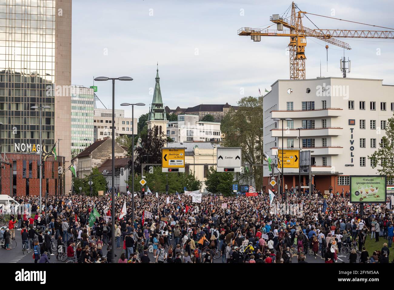 Lubiana, Slovenia. 28 maggio 2021. Migliaia di manifestanti si radunano in uno dei crocevia più traffici di Lubiana. Quarantamila persone hanno protestato contro il governo del primo ministro Janez Jansa per le strade di Lubiana, chiedendo elezioni. Questa è stata la protesta del 58° venerdì da quando Jansa è entrato in carica, e la più grande di quest'anno. Credit: SOPA Images Limited/Alamy Live News Foto Stock