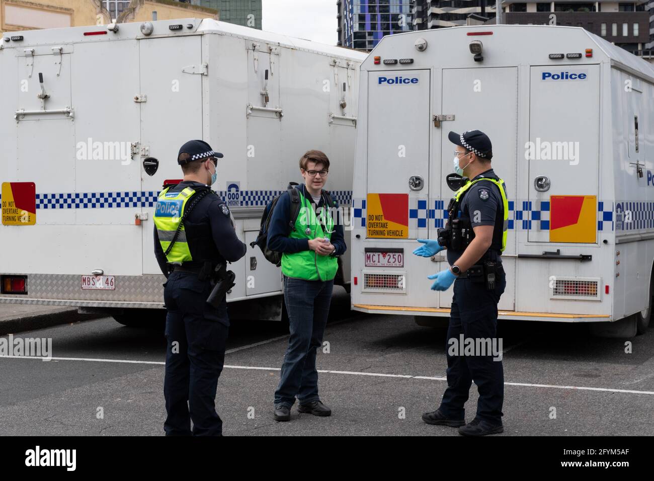 Melbourne, Australia 29 maggio 2021, la polizia ha messo in discussione un medico di protesta durante un raduno programmato di 'Millions March' ai Flagstaff Gardens, che era stato annullato dagli organizzatori a causa del blocco dello snap. I manifestanti più accaniti anti-blocco e anti-vaccinazione frequentano ancora il parco e si sono alleati contro il governo. Credit: Michael Currie/Alamy Live News Foto Stock