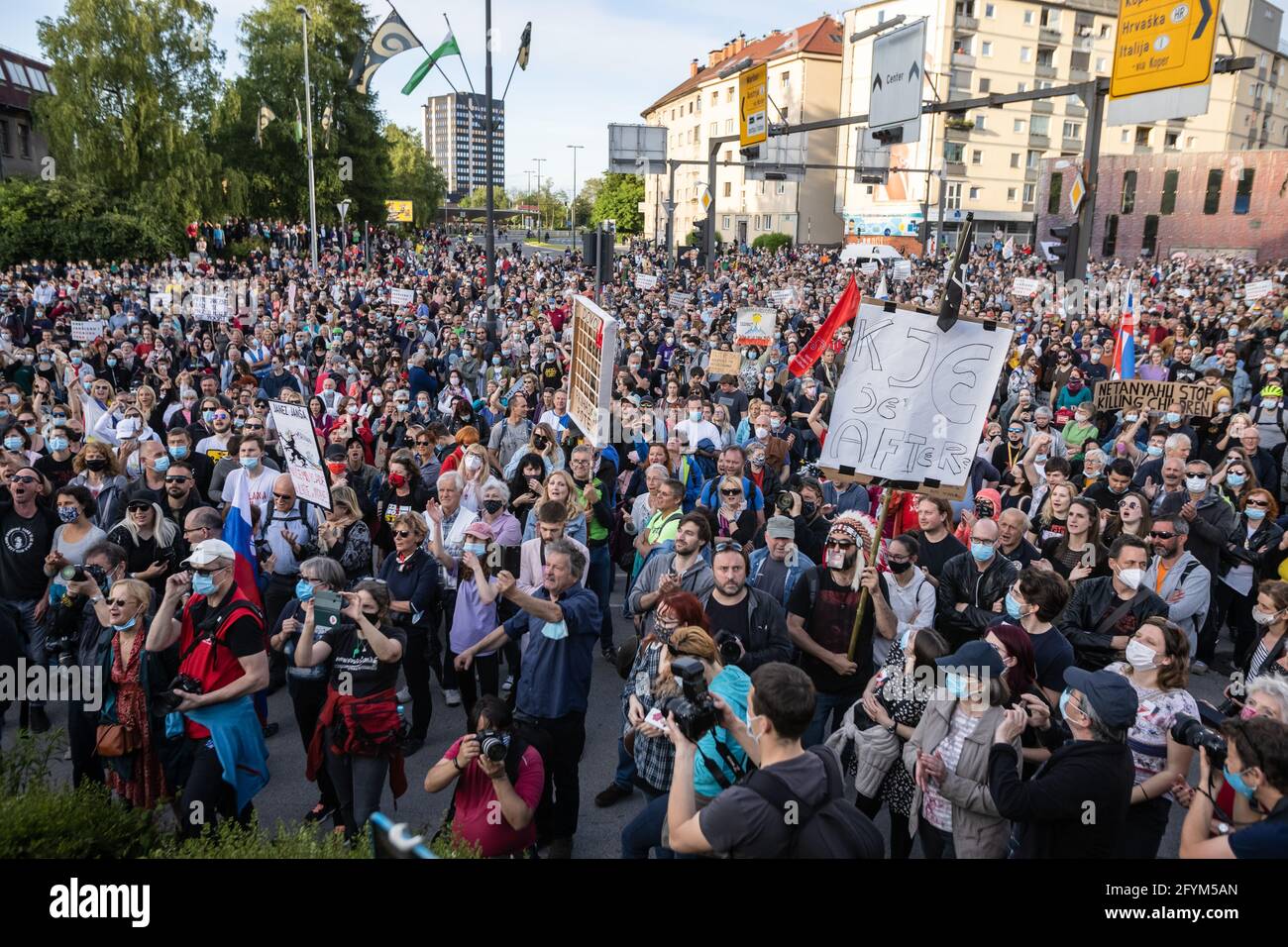 Lubiana, Slovenia. 28 maggio 2021. Quarantamila persone detengono cartelli e slogan cantanti durante una protesta contro il governo del primo ministro Janez Jansa per le strade di Lubiana, chiedendo elezioni. Questa è stata la protesta del 58° venerdì da quando Jansa è entrato in carica, e la più grande di quest'anno. Credit: SOPA Images Limited/Alamy Live News Foto Stock