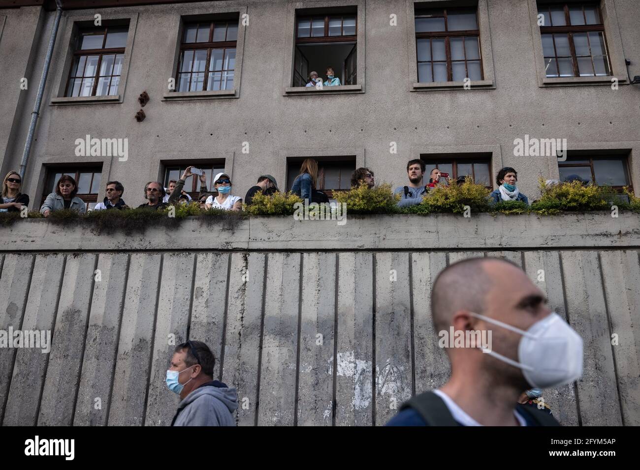 Lubiana, Slovenia. 28 maggio 2021. La gente sulla strada, balcone e finestra ascolta i discorsi durante un raduno anti-governo a Lubiana. Quarantamila persone hanno protestato contro il governo del primo ministro Janez Jansa per le strade di Lubiana, chiedendo elezioni. Questa è stata la protesta del 58° venerdì da quando Jansa è entrato in carica, e la più grande di quest'anno. Credit: SOPA Images Limited/Alamy Live News Foto Stock