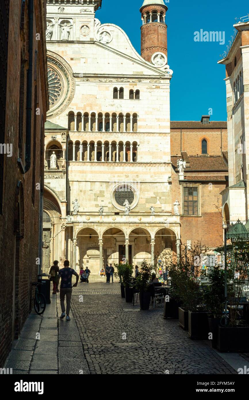 CREMONA, ITALIA - 26 maggio 2021: Cremona, Italia 2021 maggio Mercoledì mercato aperto di strada in città con meno restrizioni, in quanto più persone vengono vaccinate Foto Stock