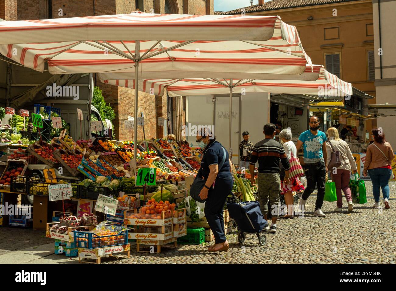 CREMONA, ITALIA - 26 maggio 2021: Cremona, Italia 2021 maggio Mercoledì mercato aperto di strada in città con meno restrizioni, in quanto più persone vengono vaccinate Foto Stock