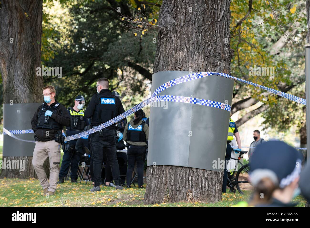 Melbourne, Australia 29 maggio 2021, UN'area di elaborazione della polizia si è registrata nel parco durante un rally programmato "Millions March" ai Flagstaff Gardens, che era stato annullato dagli organizzatori a causa del blocco dello snap. I manifestanti più accaniti anti-blocco e anti-vaccinazione frequentano ancora il parco e si sono alleati contro il governo. Credit: Michael Currie/Alamy Live News Foto Stock