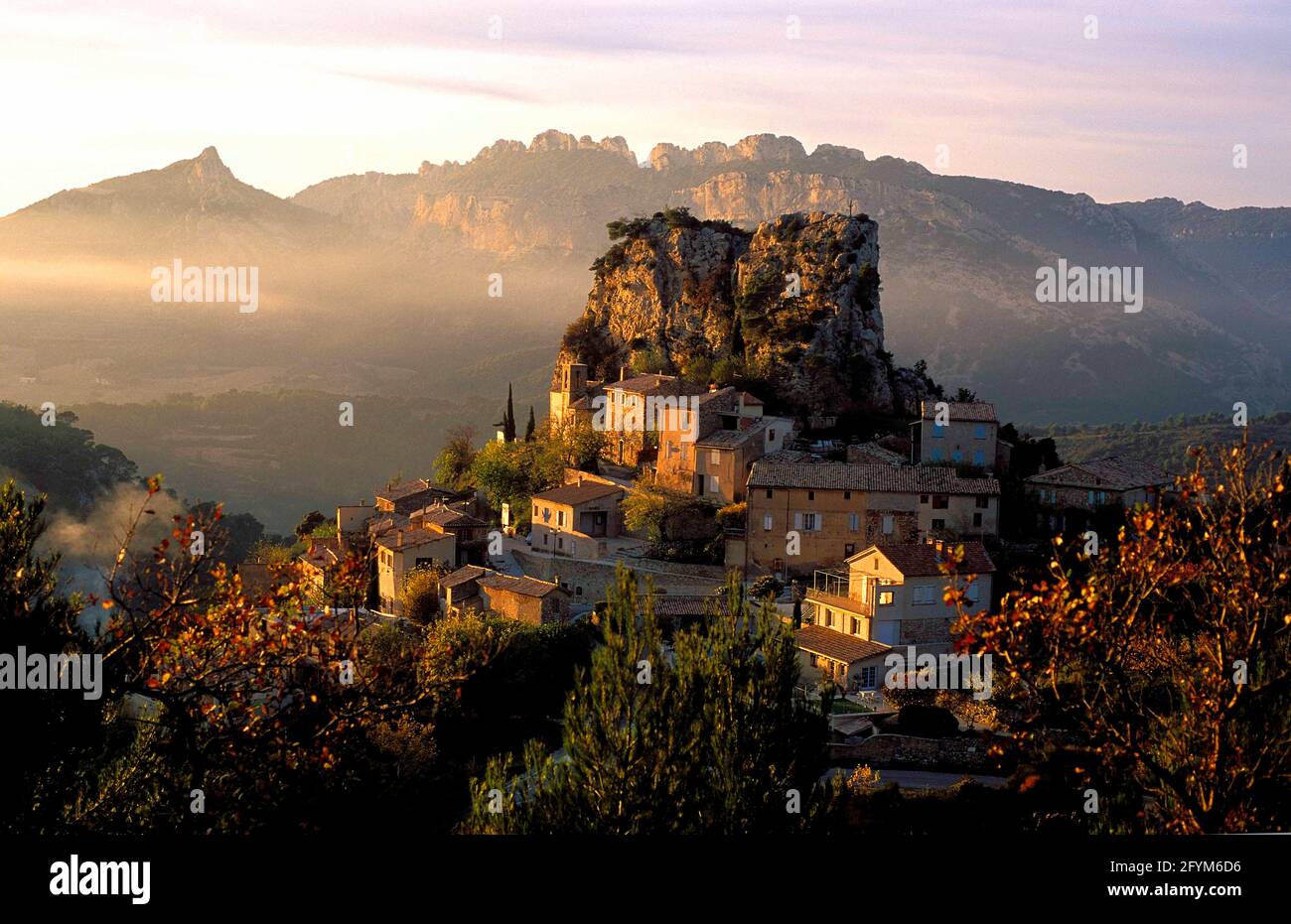 FRANCIA. VAUCLUSE (84) DENTELLES DE MONTMIRAIL. LA ROQUE ALRIC VILLAGGIO Foto Stock