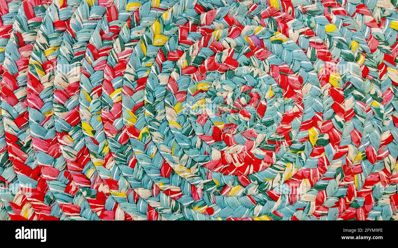 Sfondo astratto vivace tessuto a motivi vortici multicolore, primo piano fuori dal centro. Campione campione campione campione campione di colore. Foto Stock