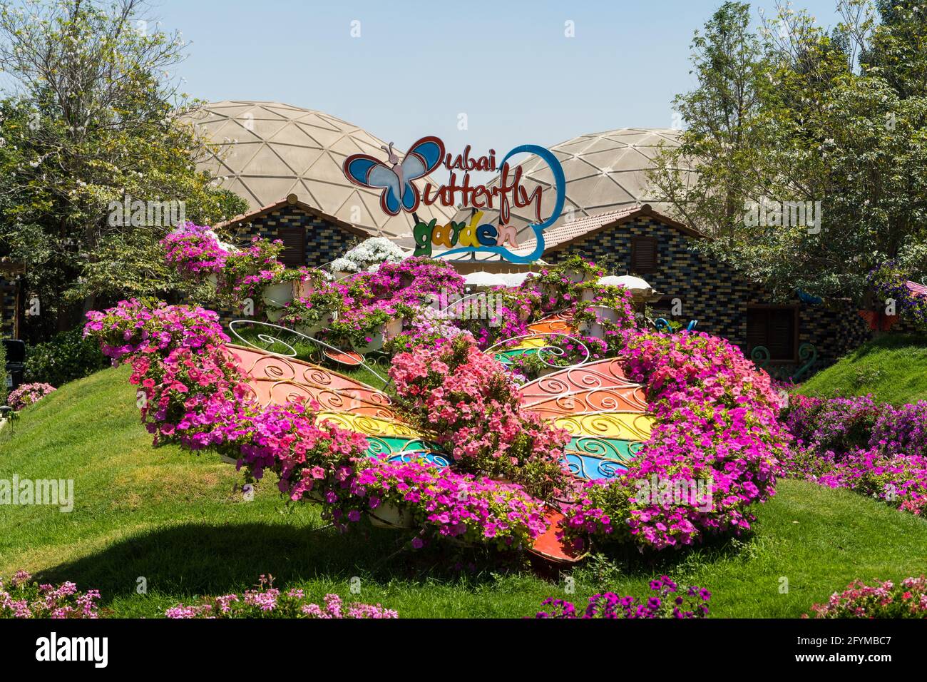 'Ubai, Dubai, Emirati Arabi Uniti - 4.7.2021: Dubai Butterfly Garden modo d'ingresso di design floreale a segno della natura attrazione turistica in giornata di sole Foto Stock