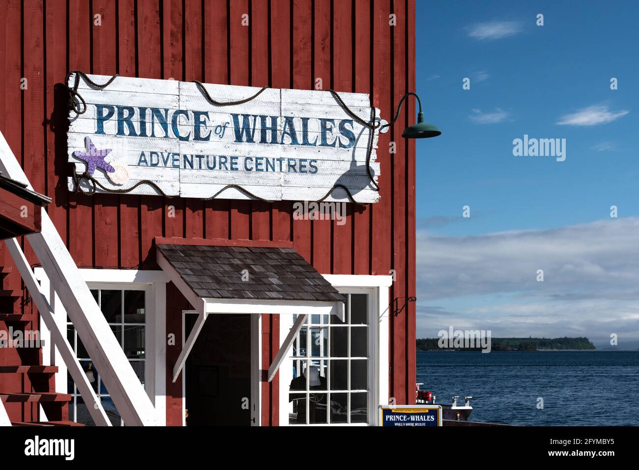 TELEGRAPH COVE, CANADA - 26 maggio 2021: Prince of Whales Adventure Center, Telegraph Cove, Vancouver Island, British Columbia, Canada Foto Stock