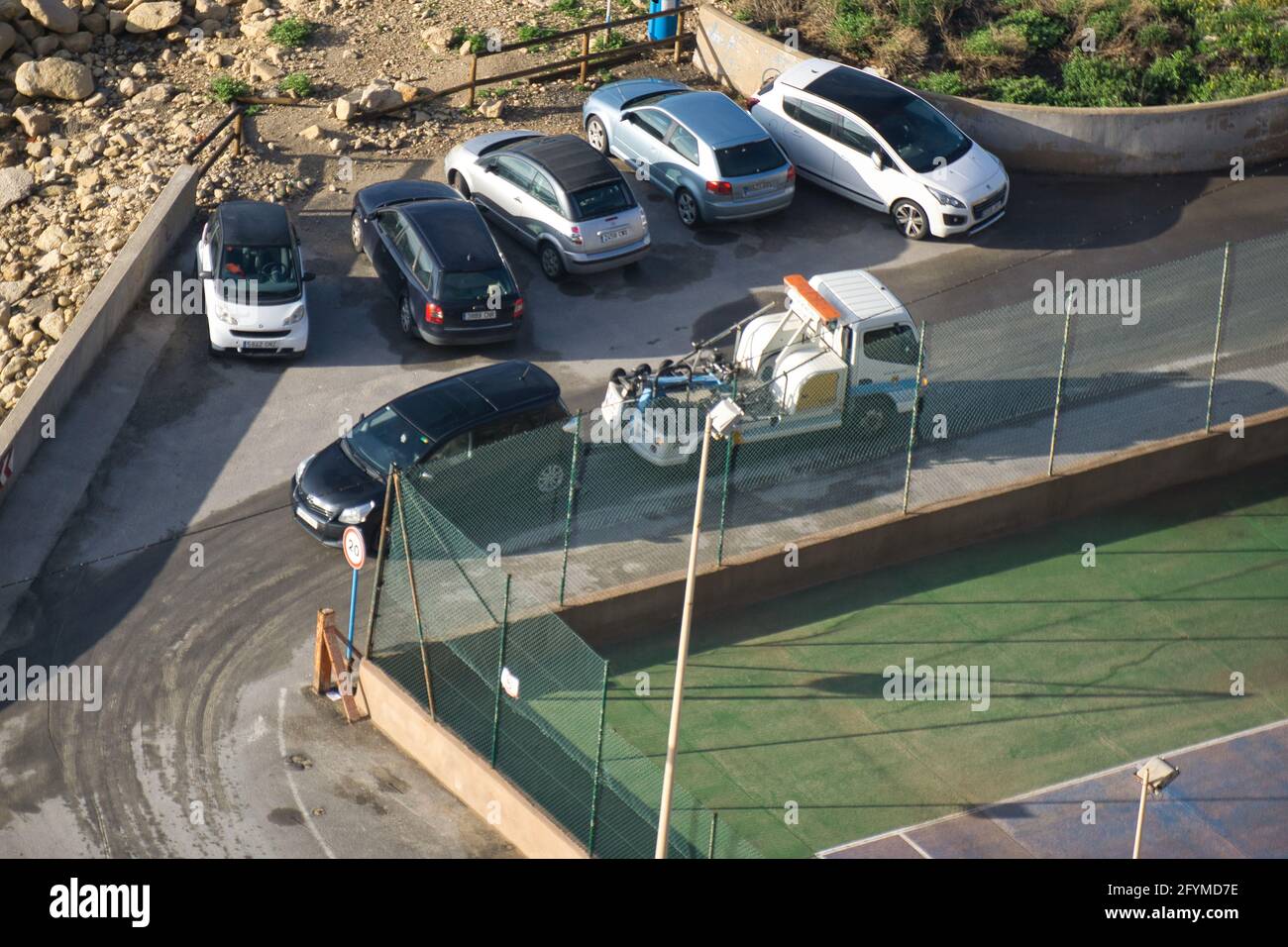 ALICANTE, SPAGNA, APRILE 28 2021: Polizia che traina auto parcheggiate male nella città di Alicante, nella Comunità Valenciana, Spagna. Vista Foto Stock
