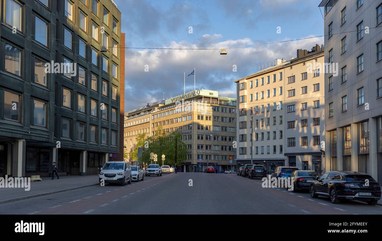 Il quartiere del centro di Helsinki è vuoto a causa della pandemia di coronavirus e del blocco. Normalmente le strade sono strisciate con la gente nei fine settimana. Foto Stock
