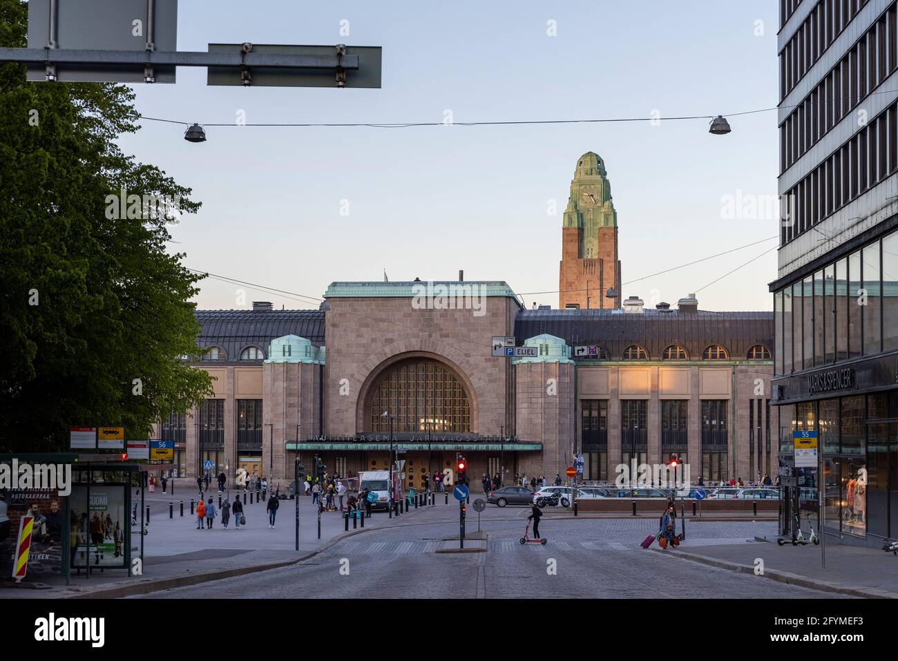 Helsinki dispone di un sistema di trasporto pubblico ben funzionante. Si compone di treni, auto di strada, autobus e anche traghetti che portano le persone alle piccole isole Foto Stock