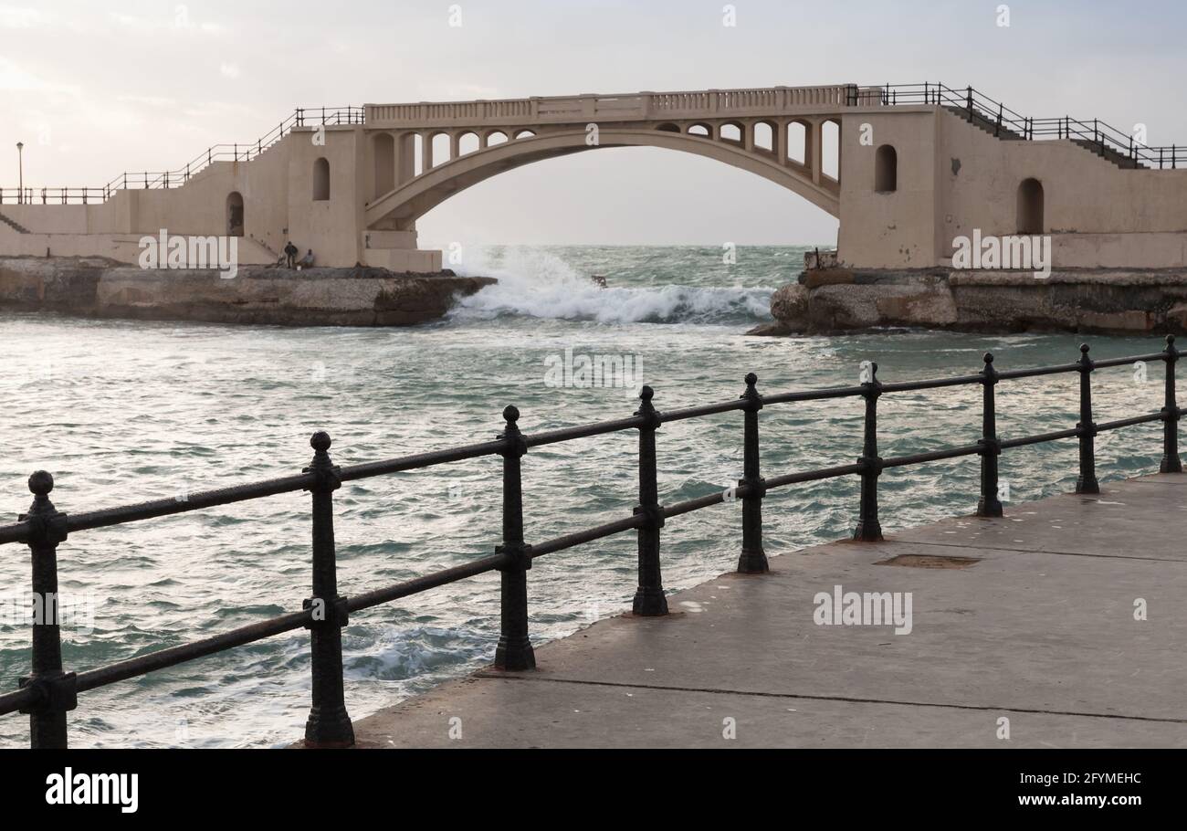 Paesaggio con ponte di Montazah e ringhiere costiere, Alessandria, Egitto Foto Stock