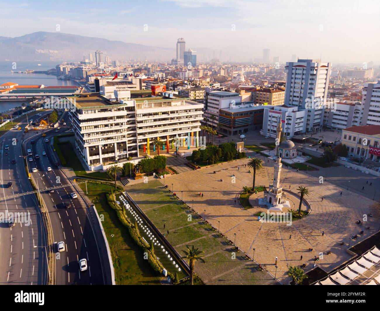 Vista aerea generale di Piazza Konak con la Torre dell'Orologio di Smirne e la Moschea di Yali nella soleggiata giornata invernale, Smirne, Turchia Foto Stock