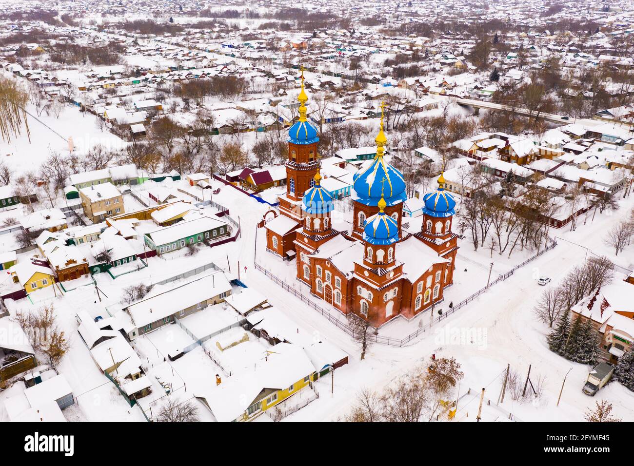 Vista panoramica dal drone del Tempio d'intercessione della Vergine Santa con il paesaggio urbano di Petrovsk sullo sfondo in inverno, la Russia Foto Stock