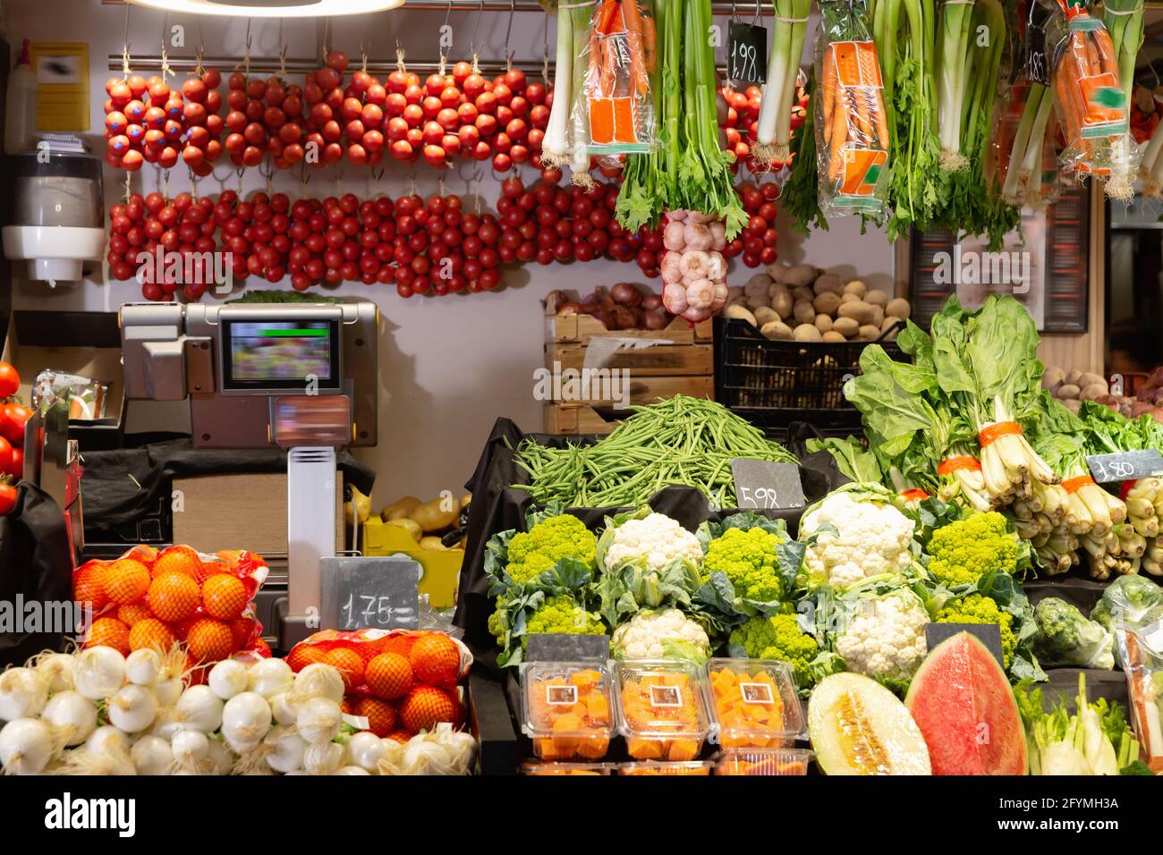 Vista della vetrina con frutta e verdura fresche mature in greengrocery  Foto stock - Alamy