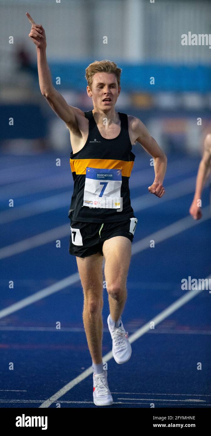 MANCHESTER - INGHILTERRA. 27 MAGGIO: Cameron Allan celebra la sua vittoria nel 5000m durante l'evento di atletica internazionale di Manchester a SportCity, Manchest Foto Stock