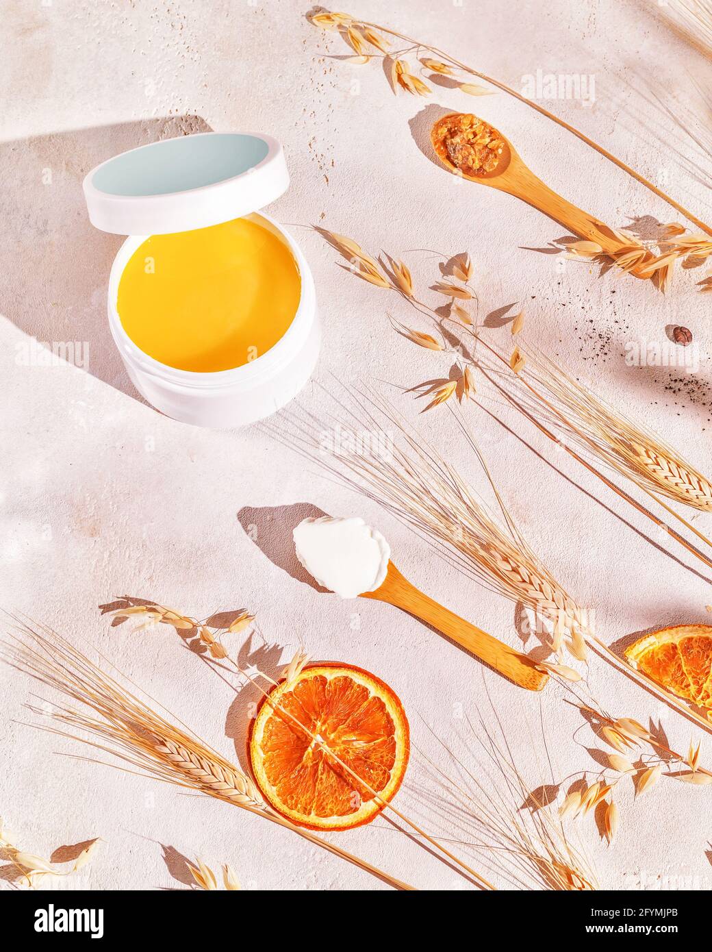 Prodotti di bellezza a base di ingredienti biologici, naturali, cereali e agrumi. Composizione verticale spa con vasetto cosmetico con scrub Foto Stock