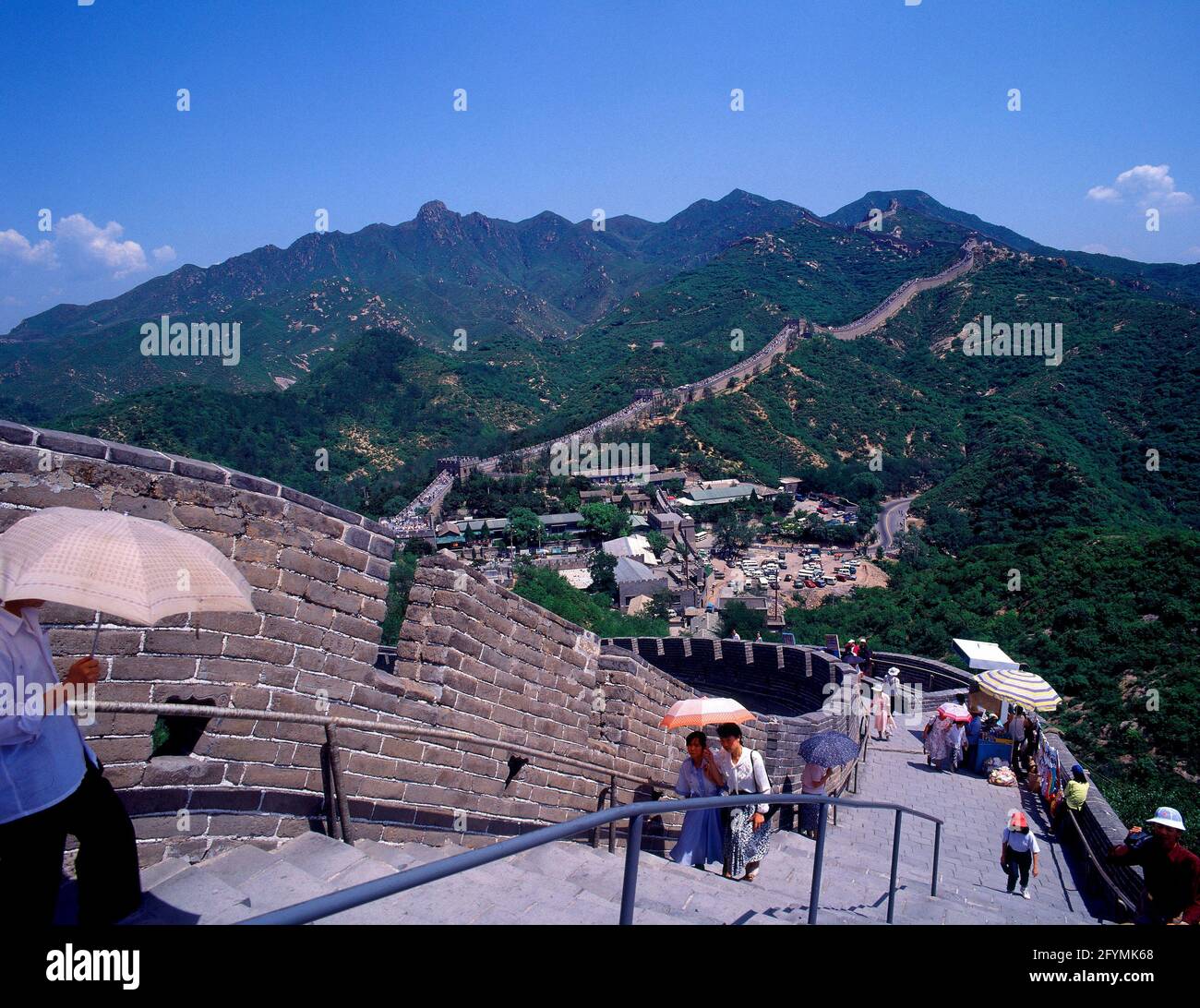 VISTA GENERAL-TURISTA CON PARAGUAS POR EL SOL. LOCALITÀ: GRAN MURALLA CINA. Pechino. Cina. Foto Stock