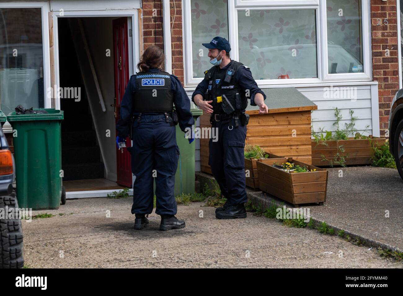 Brentwood Essex 29 maggio 2021 maggiore incidente di polizia a Mayfield Gardens Brentwood con Operational Support Group e cani di polizia dispiegati a due indirizzi nella zona. Questo è il secondo grande incidente di polizia a Brentwood oggi. La polizia di Essex è stata contattata per commento e ha confermato che questi sono stati i RAID di droga Credit: Ian Davidson/Alamy Live News Foto Stock