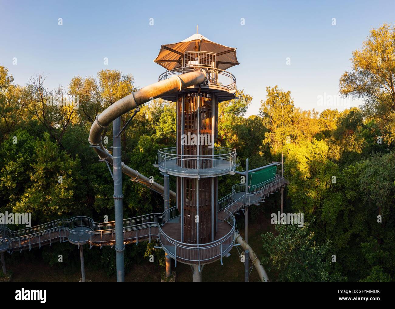 Passerella a baldacchino nella città di Mako. Incredibile percorso formativo nella pianura alluvionale del fiume Maros, con torre di osservazione e ombrello in legno a forma di cipolla. La cipolla è Foto Stock