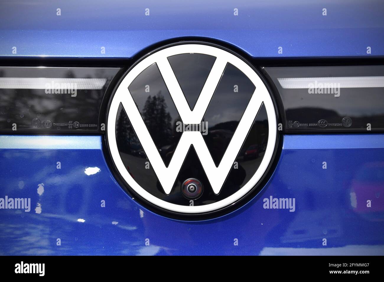 Wolfsburg, Germania. 29 maggio 2021. Simbolo del marchio VW sulla parte anteriore di un VW ID.4 credito: dpa/Alamy Live News Foto Stock