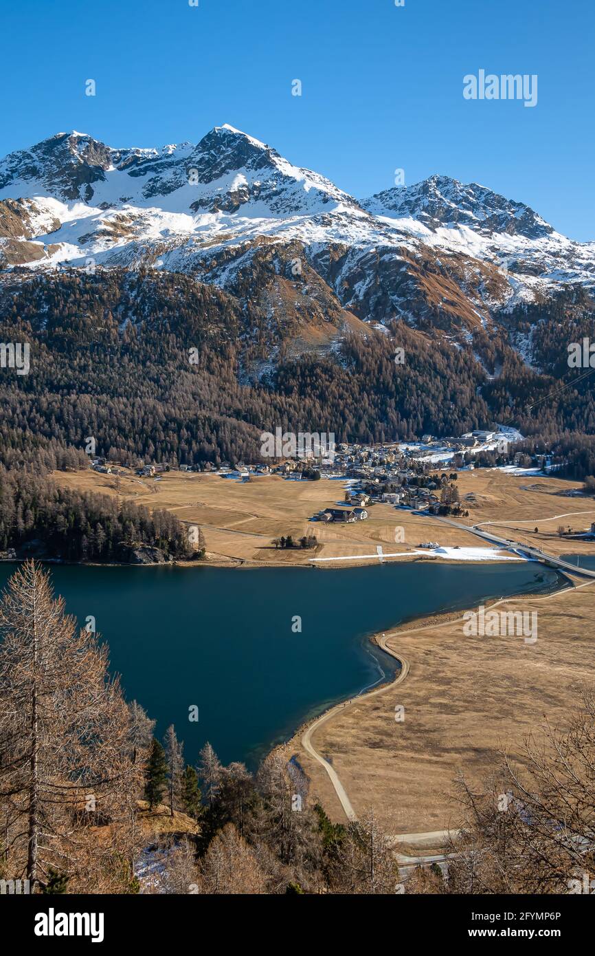 St. Moritz-Silvaplana, Svizzera - 26 novembre 2020: Splendido panorama invernale del lago Silvaplana e del villaggio di Surlej. Foto Stock