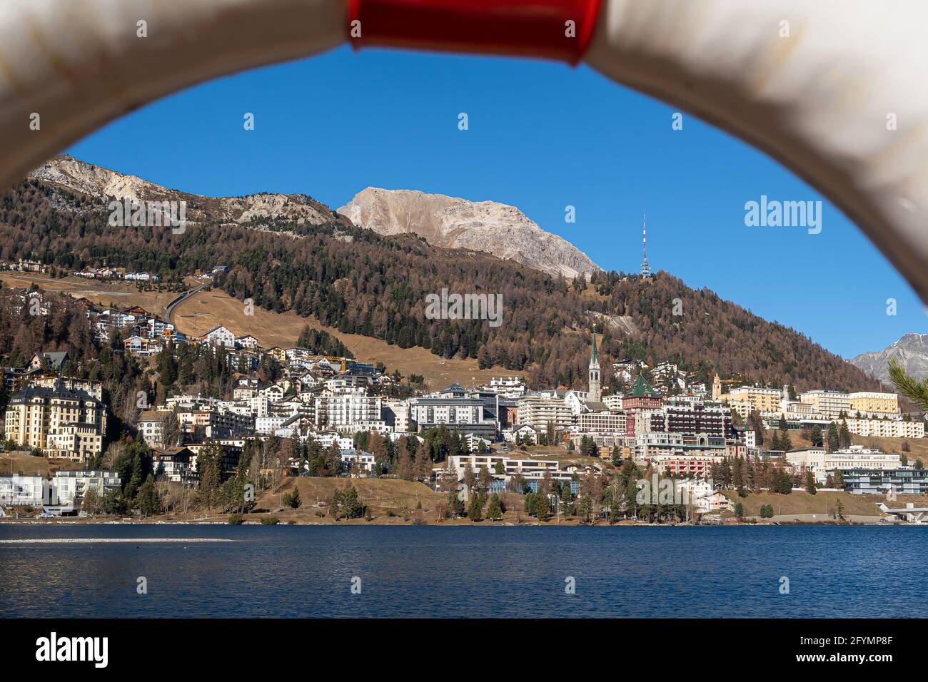 St. Moritz, Svizzera - 26 novembre 2020: St. Moritz è un'alta località alpina dell'Engadina in Svizzera, a un'altitudine di circa 1,800 m Foto Stock