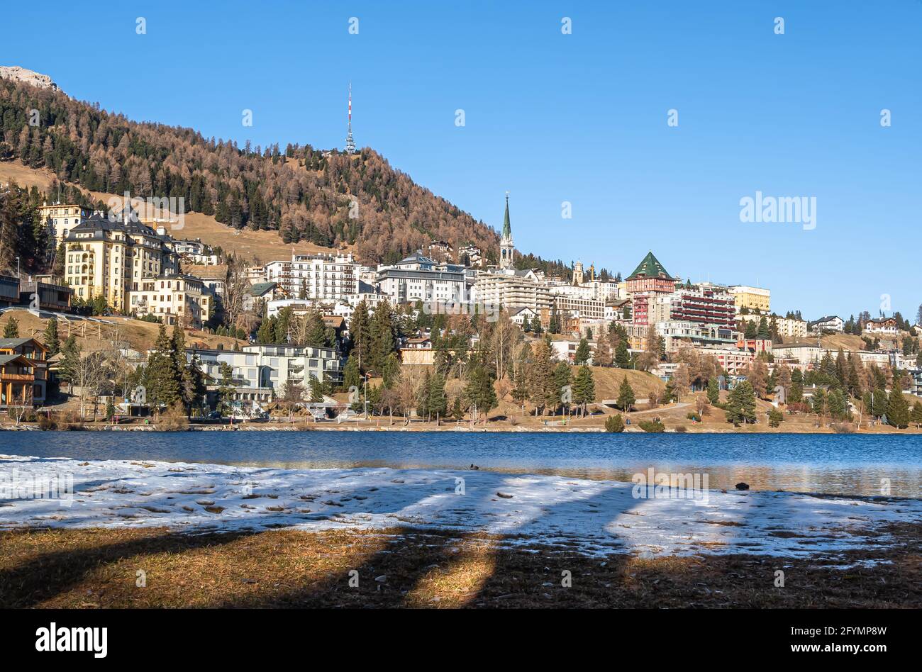 St. Moritz, Svizzera - 26 novembre 2020: St. Moritz è un'alta località alpina dell'Engadina in Svizzera, a un'altitudine di circa 1,800 m Foto Stock