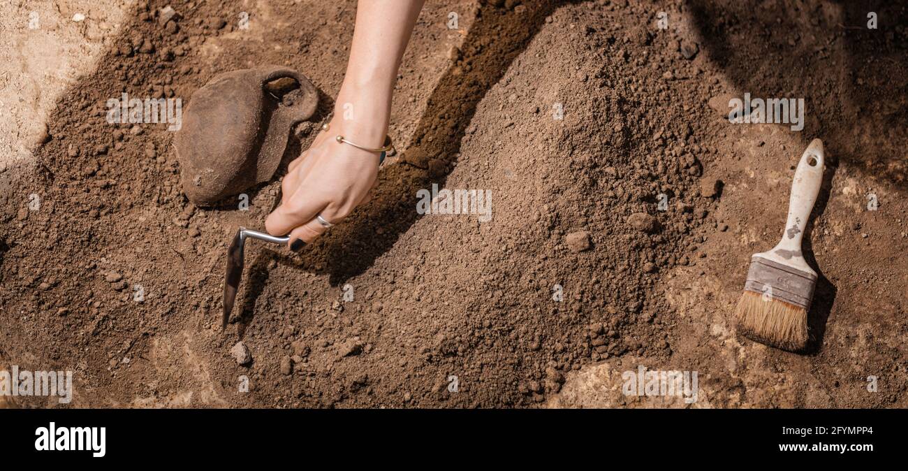 Archeologo ceramiche di scavo Foto Stock