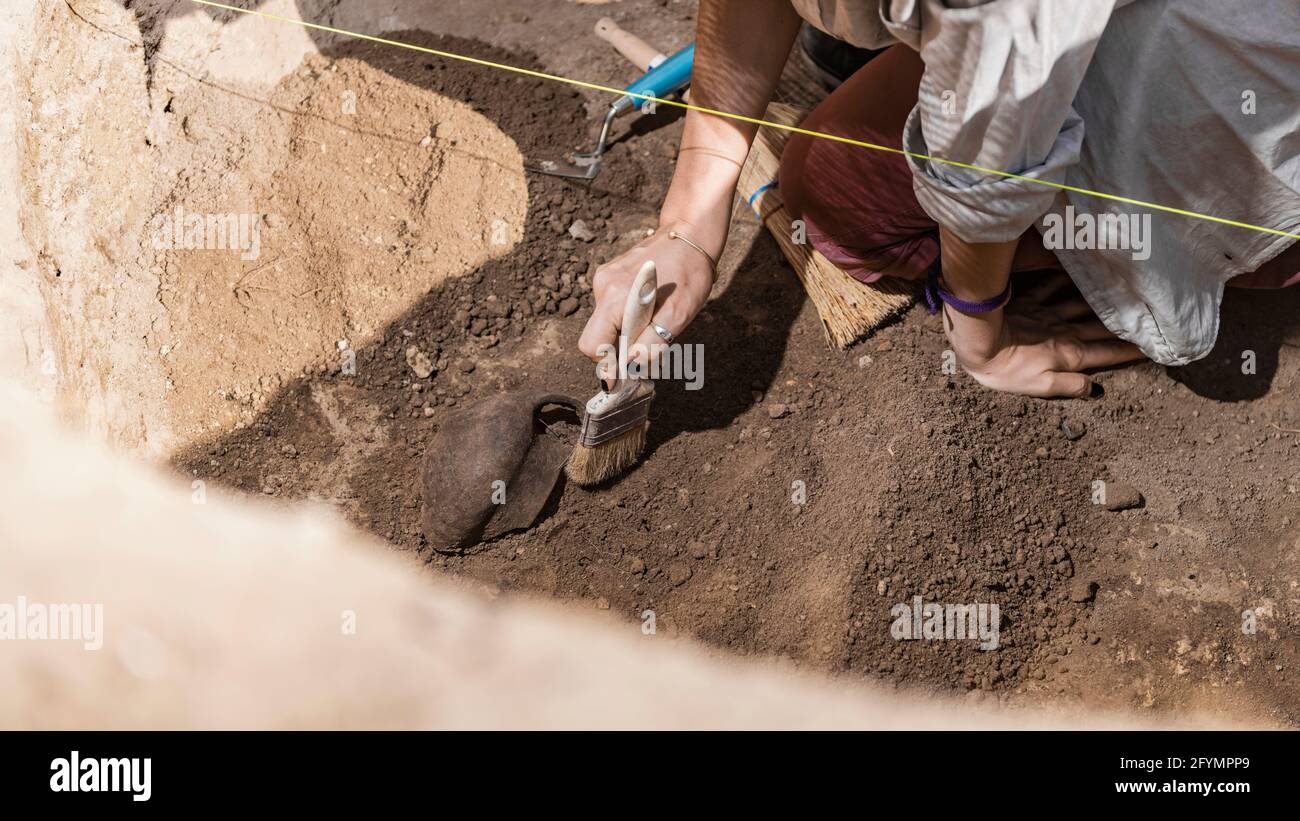 Archeologo ceramiche di scavo Foto Stock