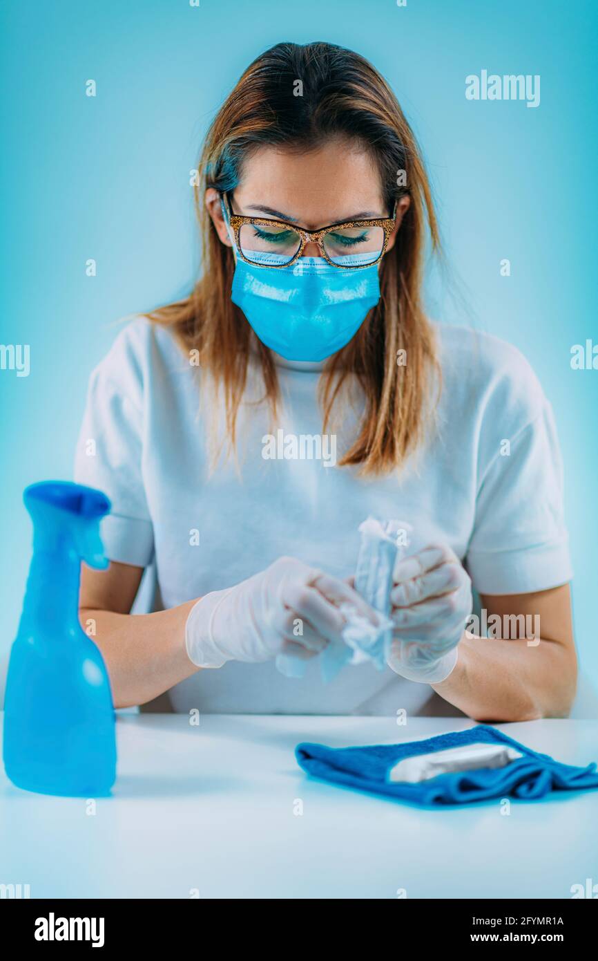 Disinfezione dei prodotti alimentari confezionati con salviette e alcool Foto Stock