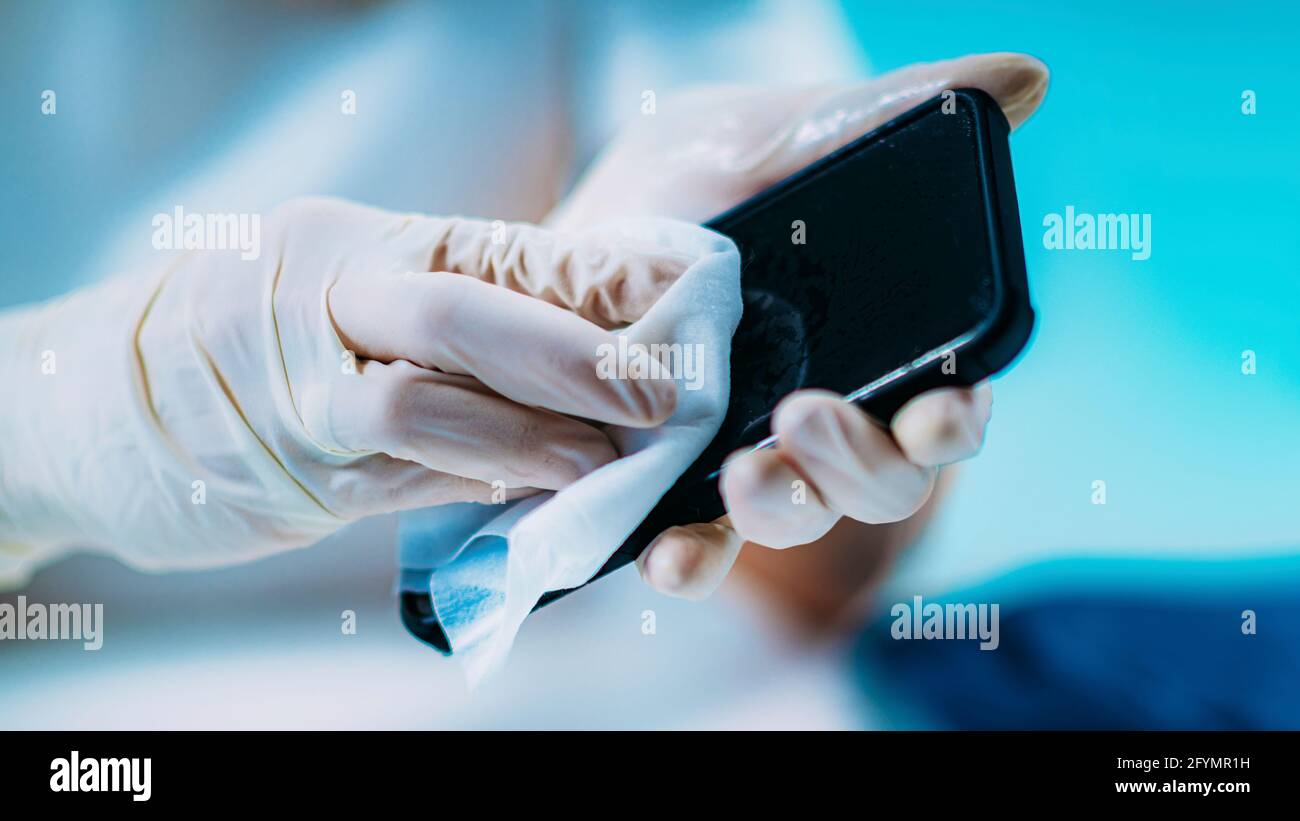 Disinfezione dello smartphone Foto Stock