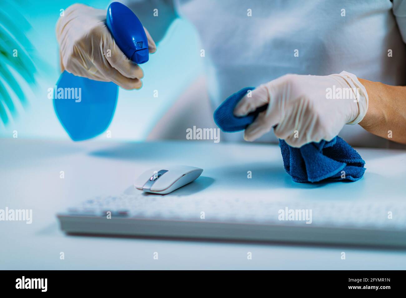 Disinfezione della tastiera e del mouse del computer con alcool Foto Stock