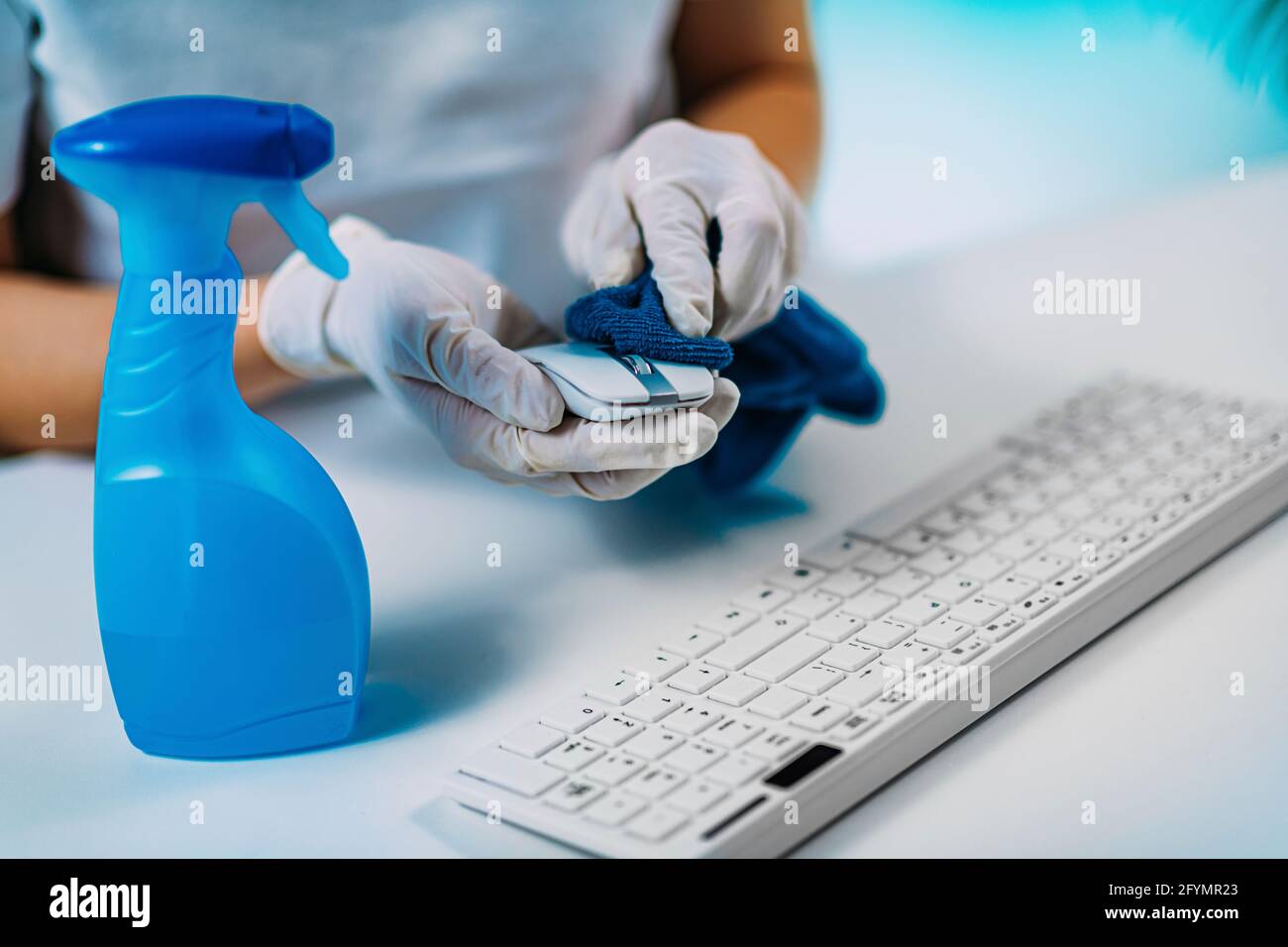 Disinfezione della tastiera e del mouse del computer con alcool Foto Stock