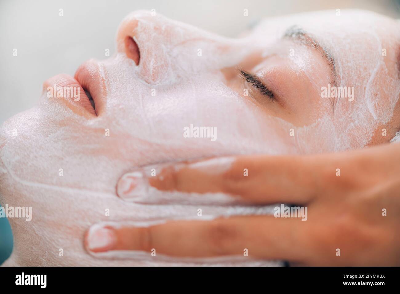 Trattamento rigenerante della maschera facciale della pelle Foto Stock