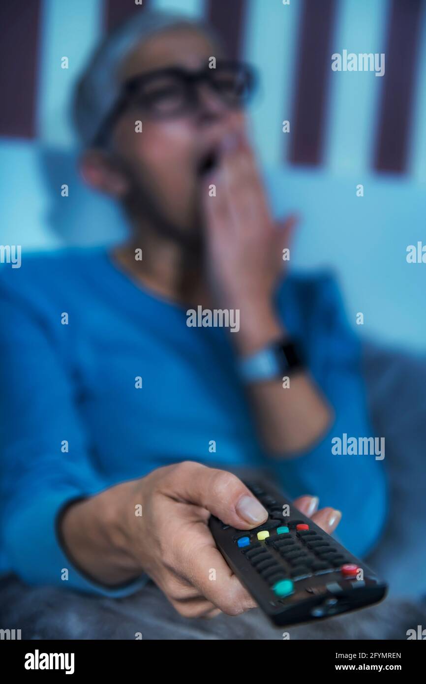 Donna con insonnia che guarda la televisione Foto Stock