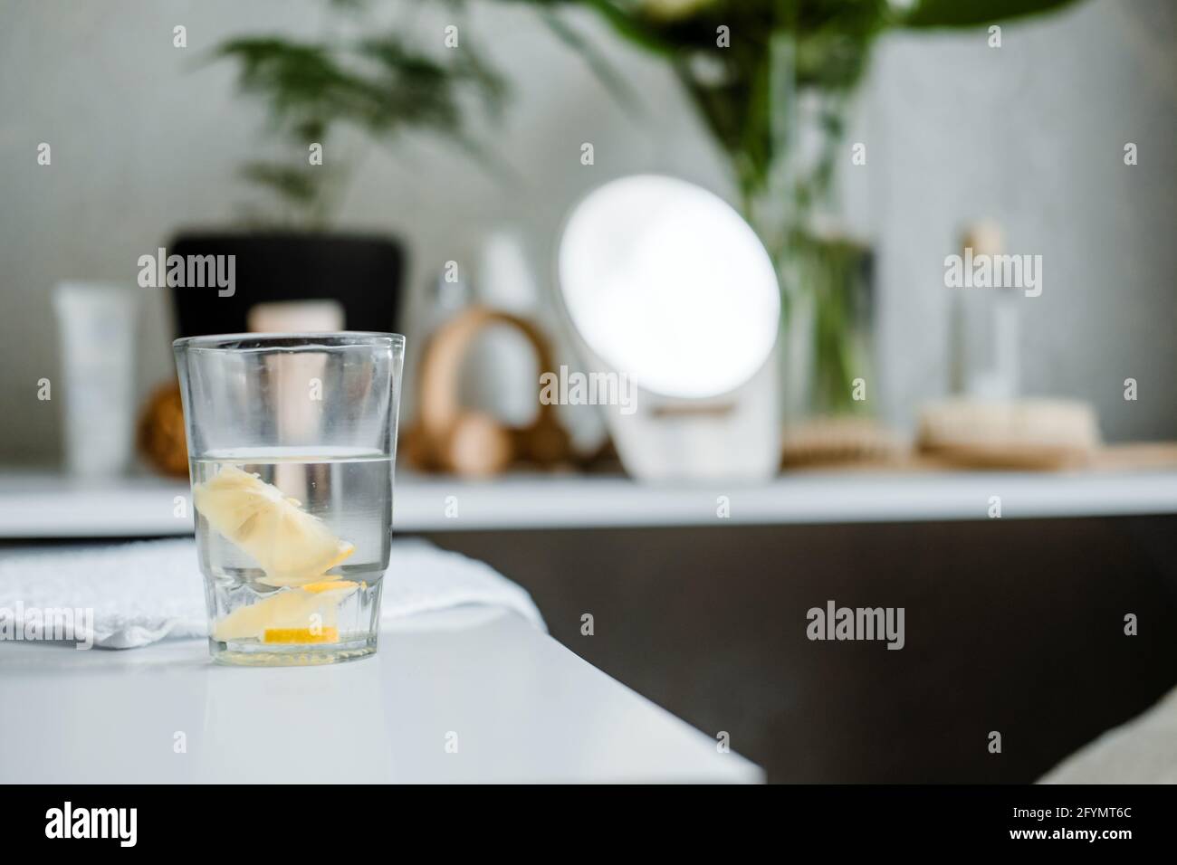 Cura di sé, mente sana, corpo e anima. Modi per prendersi cura di sé. Pratiche e procedure di self-care. Attrezzi di bellezza, specchio e vetro di acqua sopra Foto Stock